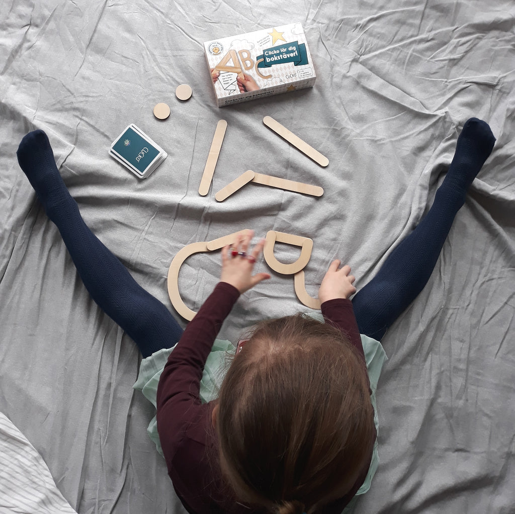 Vrolijke 88 delige grote letterset voor kinderen om spelenderwijs het alfabet te leren, inclusief magnetische onderdelen, speelkaarten en spelregels. Geschikt voor 1-4 spelers vanaf 3 jaar, met een spelduur van ongeveer 20 minuten.