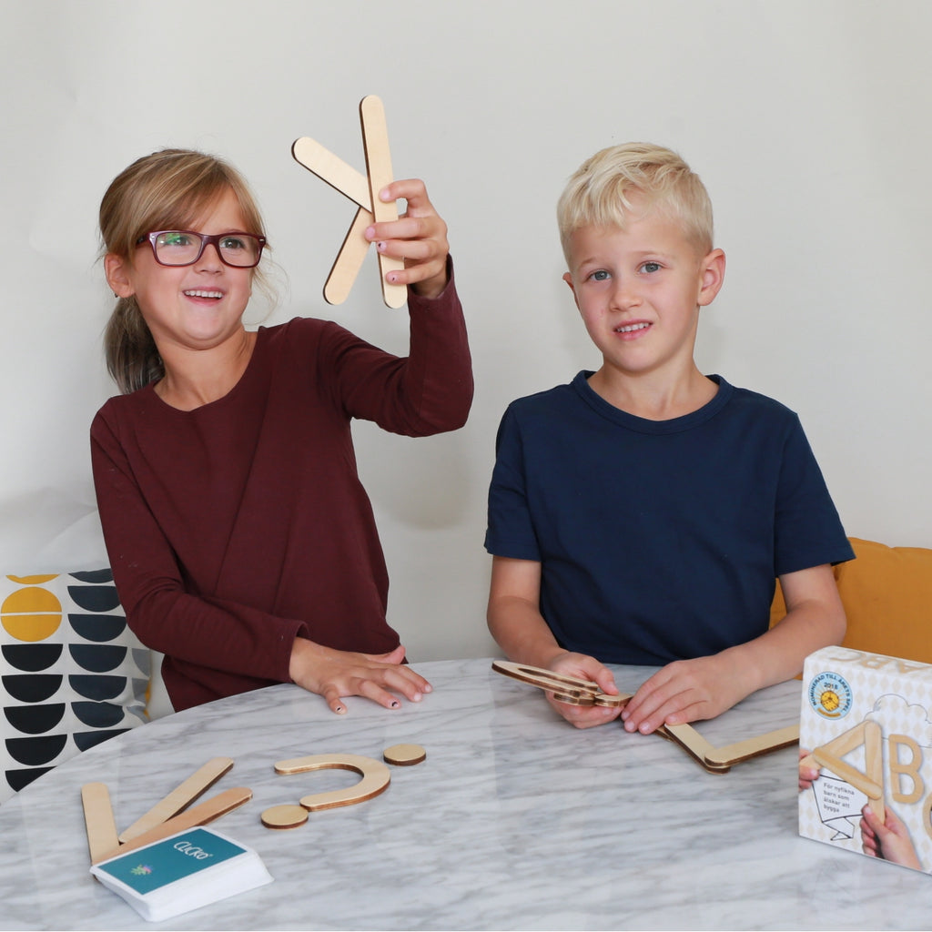 Vrolijke 38 delige letterset voor kinderen om spelenderwijs het alfabet te leren, inclusief magnetische onderdelen, speelkaarten en spelregels. Geschikt voor 1-4 spelers vanaf 3 jaar, met een spelduur van ongeveer 20 minuten.